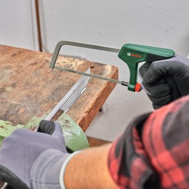 Bosch Bügelsäge 150mm (Mini-Bügelsäge mit robustem Bimetall-Sägeblatt für präzise Schnitte in Metall, Kunststoff und Weichholz; 24 TPI; einfacher Blattwechsel; Ergonomischer Handgriff mit Softgrip)