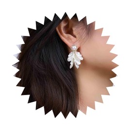 Iaceble Boho Pearl Flower Dangle Earrings White Petal Drop Earrings Acrylic Flower Earrings Floral Tassel Earrings Wedding Bridal Earrings Jewelry for Women