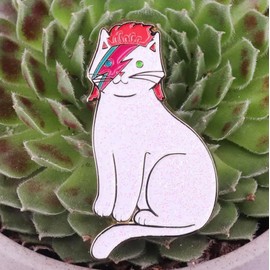 White Cat Lightning Face Paint Glitter Rock Star Music Bowie Jareth Goblin King Stardust 1.5" Enamel Pin Badge