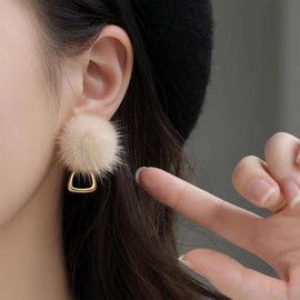 Inilbran Boho Pom Pom Weiße Flauschige Ohrringe Kunstpelz Flauschige Kugel Ohrringe Vintage Flauschige Niedlich Stud Geometrische Dreieck Ohrstecker Für Frauen