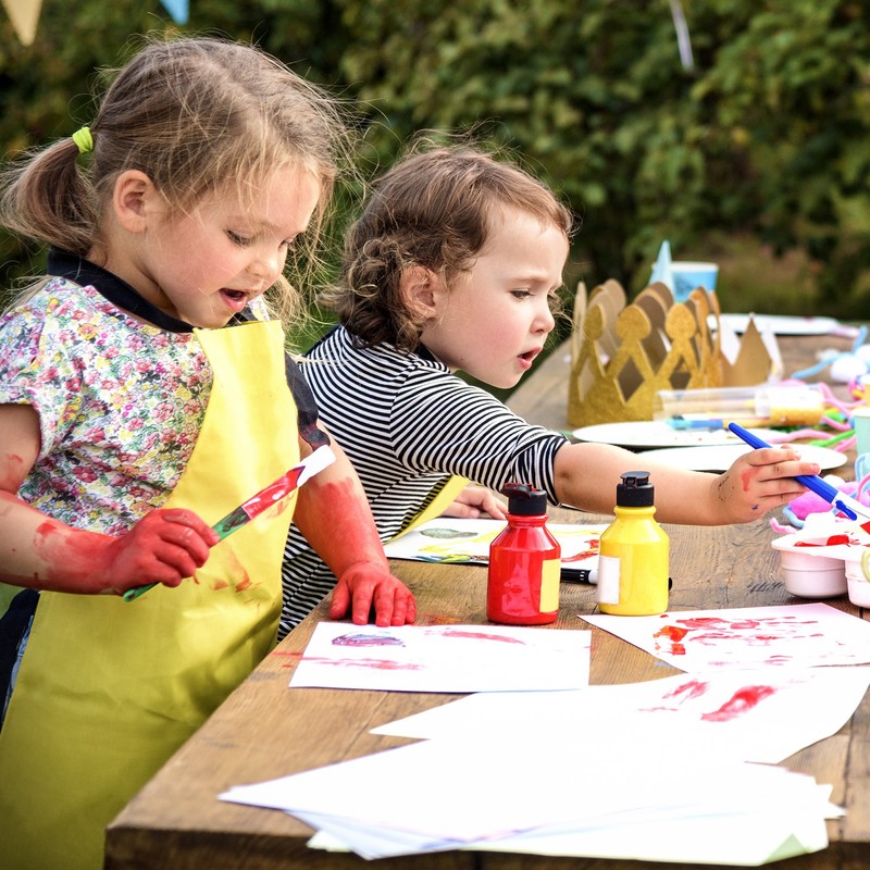 THE TWIDDLERS - 8 Kids Waterproof Aprons, Adjustable & Washable