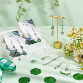 PLIGREAT 1 Box DIY 10 Paare St. Patrick's Day Ohrring Herstellung Kit Silber Vierblättriges Kleeblatt Charme Legierung Viel Glück Ohrring Grüne Kristall Perlen für Schmuck Herstellung Kit