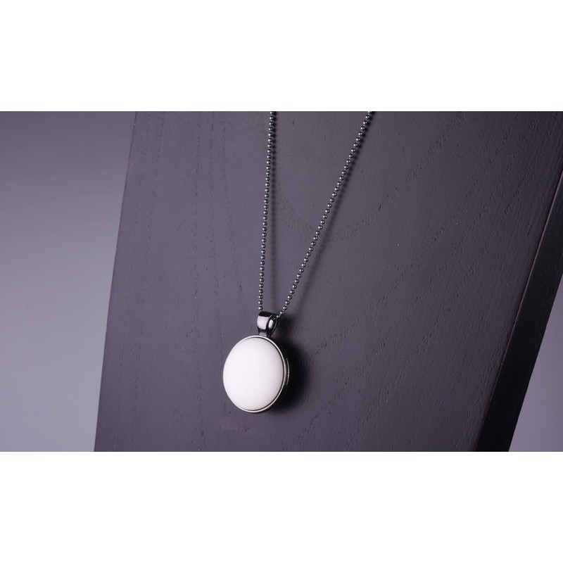 Long chain 'Frieda', 2 Polaris cabochons in a double-sided black