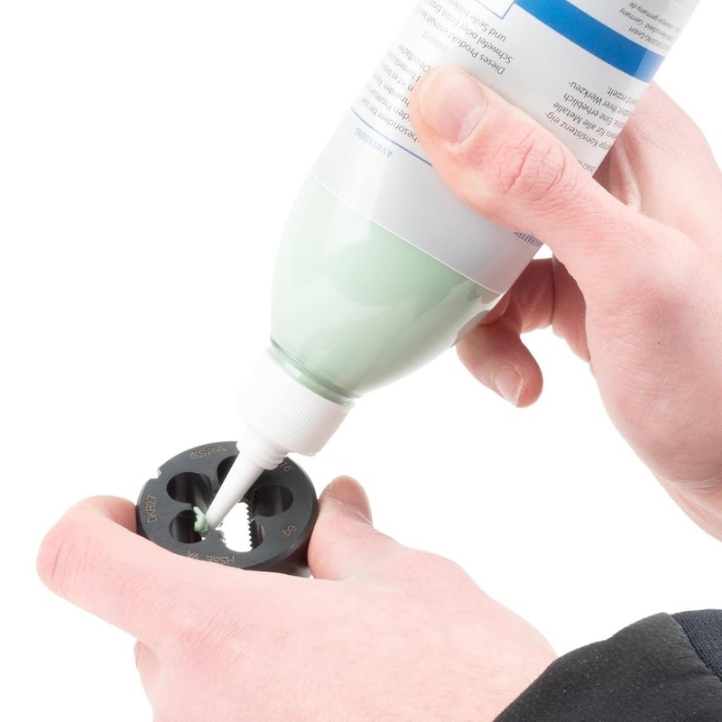 Tapping means/lubricating oil 200 ml