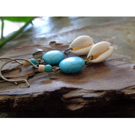 ★ Holiday Kauri shell & coconut & howlite earrings ★ in bronze