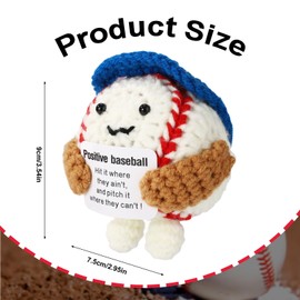 TOYMIS Gehäkelter Baseball, 9cm Häkelpuppe Positiver Baseball Gehäkelt Trägt Eine Blaue Mütze und Hält Eine Inspirierende Karte Süße Strickpuppe Inspirierendes Geschenk