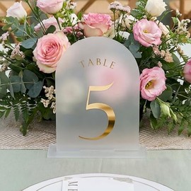 UNIQOOO Números de mesa de boda con arco esmerilado con soportes 1-20, carteles y soportes acrílicos impresos de 5 x 7 pulgadas, perfectos para centros de mesa, recepción, decoración, fiesta, aniversario, evento