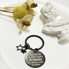 AIQIUQIU Funny Birthday Gifts Keychain, Christmas Presents for Women Men - Side By Side or Miles apart, Friends Are Always Close at Heart with Star Keyring for Best Friend Daughter Coworkers, Black