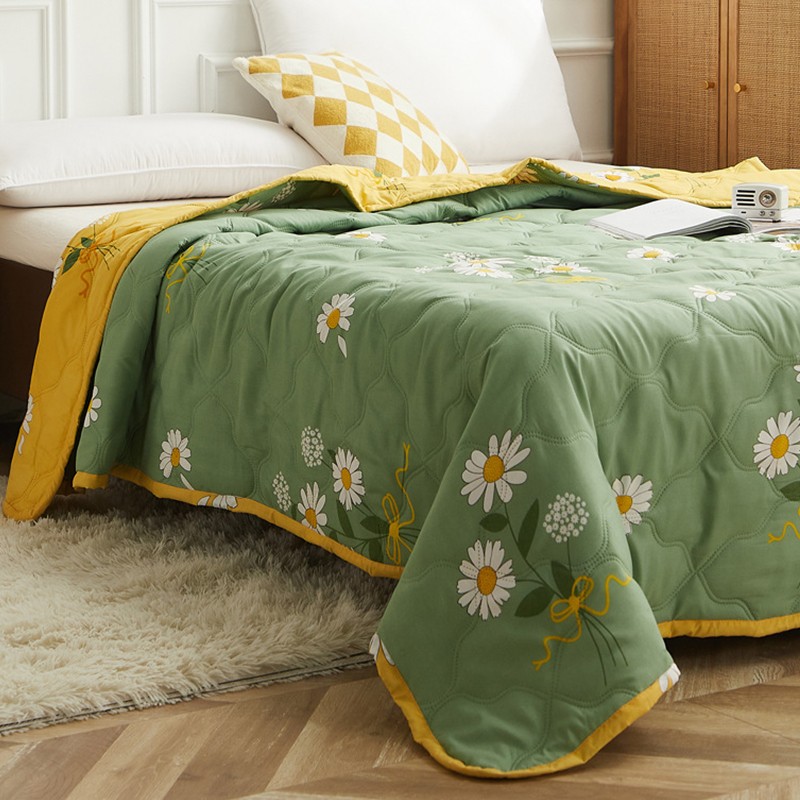 Summer Blanket Polyester Fiber Washable Skin Friendly Summer Quilt Thin