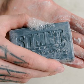 STMNT STATEMENT GROOMING GOODS Hair & Body Cleansing Bar 125g | Feuchtigkeitsspendende Formulierung mit Aktivkohle | Ideal für Reisen | Frei von SLS Sulfaten