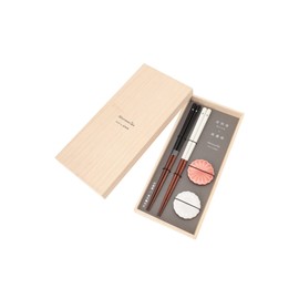 Afternoon Tea Living HC86 Wakasa Lacquer Antibacterial Couple Chopsticks & Mino Yaki Chopsticks Rest Set / Abalone Shell White