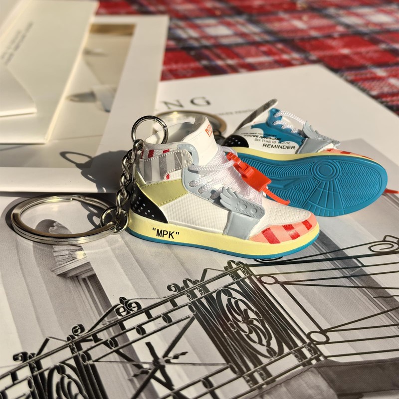 3Dミニシューズキーチェーン。ノベルティで面白いガジェットデコレーション。誕生日パーティーギフト。, Polychrome(靴1組), mini