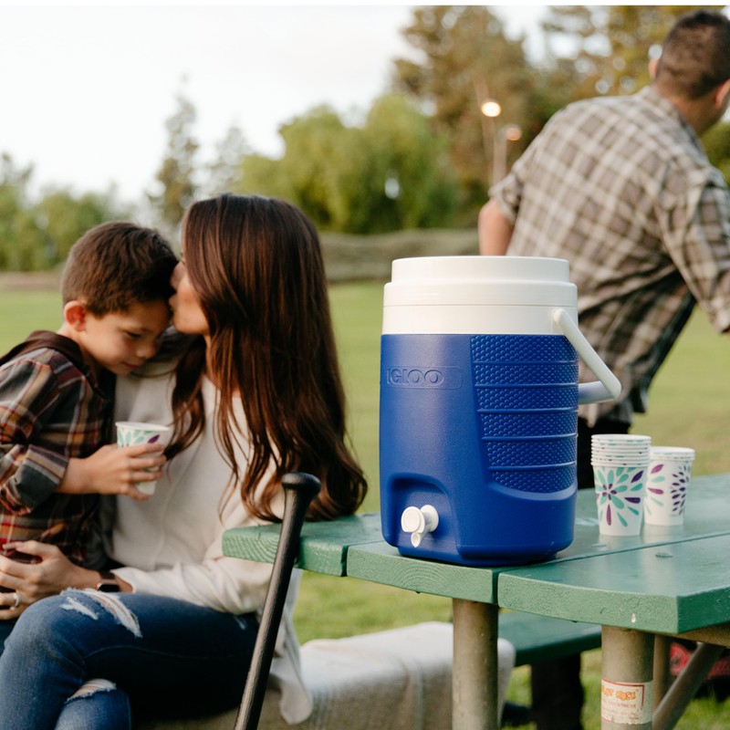 Igloo 2 Gallon Portable Sports Cooler Water Beverage Dispenser, Insulated