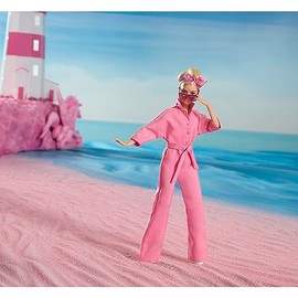 Barbie La Película Muñeca Jumpsuit Rosa con su Peinado recogido desordenado y a la Moda para niñas de 3 años en adelante                              