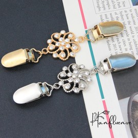 Hanfluenve Women Brooch Pins 2 Pieces Sweater Shawl Clips Faux Crystal Retro Pearl Brooches Safety Pins Dress Shirt Clips for Women Gold Brooches for Women Silver Accessory (Style-3)