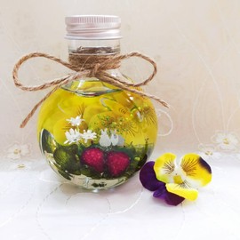 Lulu's Lulu's - 2631 Garden Land with Rabbit and Strawberry Rabbit, Year of the Rabbit Gift, Preserved Flower, Artificial Flower, Interior Bottle, Size (W x D x H): 2.8 x 1.8 x 3.7 inches (7 x 4.5 x