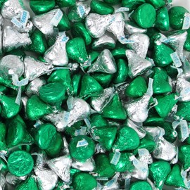 St Patrick's Day Silver and Green Hershey Chocolate Kisses Bulk Pack 2 Pound, Milk Chocolate Kisses for Family Gatherings or Holiday Parties, Delicious Green Candy for Festive Occasions
