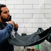 Suavecito Capa de aseo para barba, color negro, reutilizable, fácil