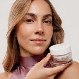 R-Evolution Crema 50ml – Crema Facial Antiarrugas y Antiedad de Día y Noche – Emulsión Aterciopelada con Bioretinol 2%, Doble Ácido Hialurónico y Vitamina E – Apto para Piel Mixta, Seca y Sensible