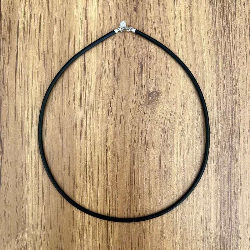 Agalea | Collar de Caucho negro con Broche de Plata