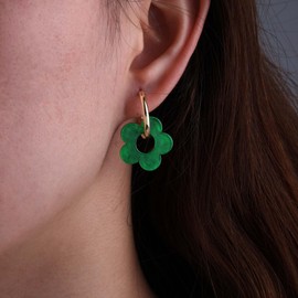 Sttiafay Acrylic Flower Hoop Earrings Acrylic Daisy Flower Earrings Resin Green Floral Dangle Earring Vintage Hollow Circle Hoop Earring Jewelry for Women