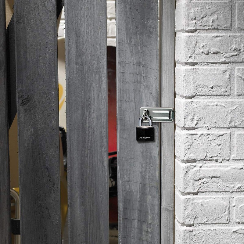 Master Lock 9140703EURD Pack Including Door Hasp and Keyed Padlock,