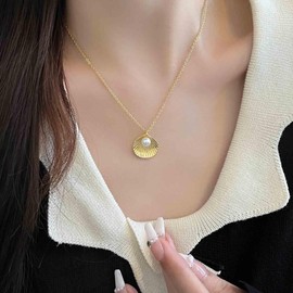 Xmsrn Vintage Shell Pearl Pendant Necklace Pearl Scallop Choker Necklace Gold Scallop Necklace Boho Pearl Choker Necklace Jewellery for Women and Girls, Zinc, No Gemstone