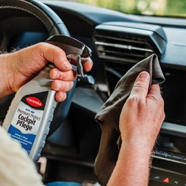 Caramba Premium Protect Cockpit Pflege (500 ml) – Auto Innenraum Reiniger mit frischem Duft für Kunststoff und Glattleder – schonende Pflege für anhaltenden Schutz und seidenmatten Glanz