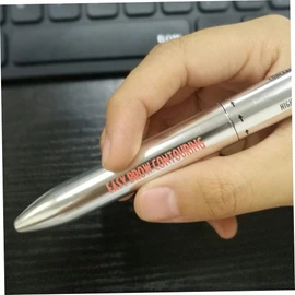 Pen de contorno de cejas 4 en 1 giro duradero que define el medio de lápiz de cejas resaltante.