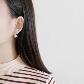 SLUYNZ Solid 925 Sterling Silver Sparkling CZ Snowflake Studs Earrings for Women Teen Girls Snowflake Earrings Studs (A-Sterling Silver)