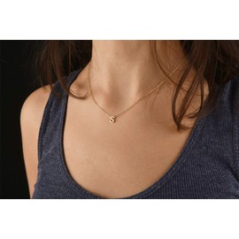 MOMOL - Collar con pequeña inicial de acero inoxidable chapado en oro de 18 quilates con colgante de letra personalizada, minimalista, delicado, pequeño, con nombre de monograma para mujeres y niña