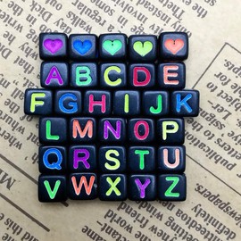 Looconi 800pcs 6×6mm Black Cube Acrylic Alphabet Letter Beads A-Z Include 100pcs Heart and Number Beads for Jewelry Making Bracelets Necklaces Key Chains Each Letter Included