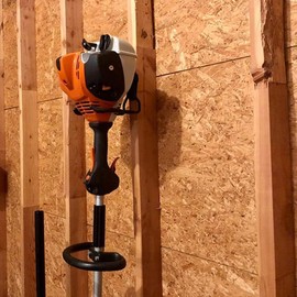 2Pcs Garden Power Tool Hanger, String Trimmer Hangers, Weed Eater Wall Mount, Weedeater Rack, Leaf Blower Holder, Chainsaw Hanging Hooks, Perfect for Garage Tool Organizers and Storage, No Trimmers