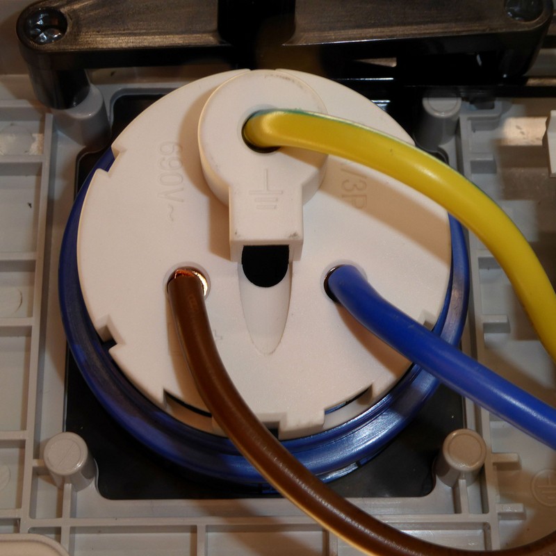 32 Amp 230V 3 Pin Interlock Socket Switched 2P+E Single