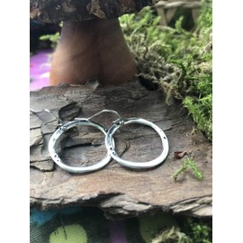 ✿ ZARTE GEHÄMMERTE UNEBENE RINGE AN KLEINEN HAKEN ✿ einmalige, minimalistische Ohrringe an schön gebogenen Haken