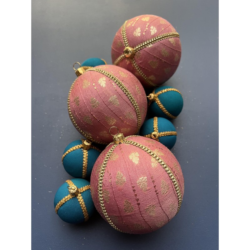 Tulsi 10cm Lilac Bauble with Pale Gold Leaf Motifs |