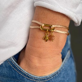 happymaker - Armband personalisiert, Charm Armband mit Buchstaben Anhänger und Edelstein, Pfirsich Mondstein und goldener Buchstabe mit Satinband in beige, handgefertigt in Deutschland