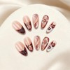 Uñas postizas francesas medianas almendradas con diseño floral 3D marrón,