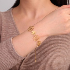 PDOUSELF Daisy Flower Bracelets for Women Trendy, Stainless Steel Adjustable Flower Charm Bracelets, Daisy Jewelry Gift for Daughter Girlfriend Mother (Gold)