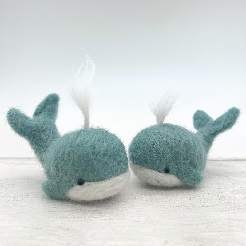 Bergin & Bath Needle Felting Kit, Whales. Make a Pair
