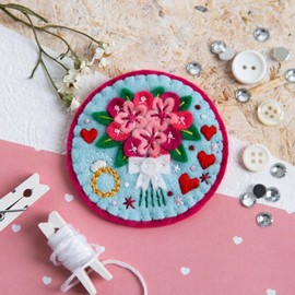 Hawthorn Handmade 'Bride to Be' Felt Craft Brooch Kit. Craft Kits for Adults, Includes Wool Felt Sheets, DMC Embroidery Thread, Embroidery Needle & Instructions. Crafts for Adults - 8cm Diameter