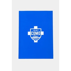 COMO 1907 - Notebook ufficiale - Colore blu royal con stampa bianca- Con copertina soft touch - Fogli a righe, segnapagina ed elastico - Dimensione 21,5x15,5 cm - Made in Italy