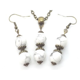 Set aus Ohrringen und Halskette aus Bronze mit Anhänger aus weißen Howlith-Perlen und tibetischen Perlen.