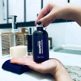 Matizador Capilab para Cabellos Rubios & Platinados - Reactiva el Brillo y Salud con Extracto de Cacahuananche y Aceite de Argán, 250ml