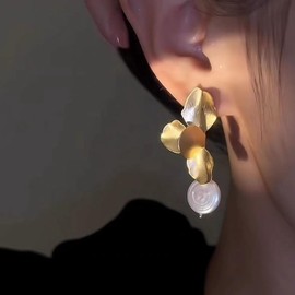 Inilbran Boho Flower Pearl Drop Earrings Gold Pearl Flower Earrings Vintage Pearl Dangle Earrings Baroque Pearl Earrings Jewellery for Women and Girls, Zinc, No Gemstone