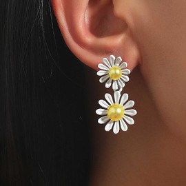 Inateannal Vintage Resin Daisy Flower Earrings White Flower Stud Earrings Acrylic Daisy Dangle Earrings Boho Sunflower Flower Earrings Jewelry for Women and Girls