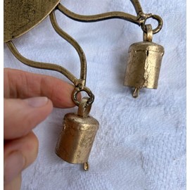 Celestial Timbre de viento | Luna creciente y estrella en el interior del sol siluetado | metal de color cobre | 13.5"