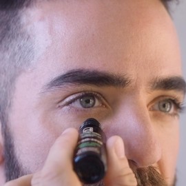 Homo Naturals Eye Contour for Men Roll On with Make-Up - Anti-Dark Rings for Men with Hyaluronic Acid and Cold Effect - Anti-Dark Circles, Bags and Wrinkles - 10 ml