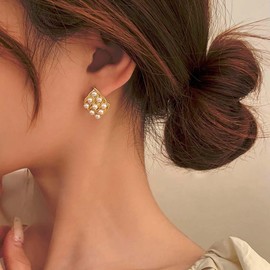 Jugielu Vintage Pearl Stud Earrings White Pearl Square Earrings Gold Mesh Pearl Earrings Mini Pearl Cluster Earrings Wedding Bridal Earrings Jewelry for Women