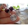 ⊹⊱ ✿★ DUNKELROTES HOLZ MIT ROBUSTER SPIRALE - OHRRINGE NATUR